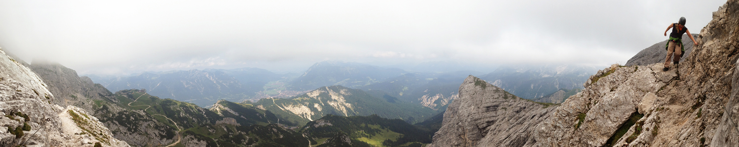 Die Ergotherapeutin klettert gerne durch die Berge. Ein therapeutischer Heilungsweg kann sich auch anfühlen, wie einen Berg zu überwinden: anstrengend, freudvoll, motivierend, Schwierigkeiten und Ängste überwindend- und letztlich blickt man vielleicht stolz auf Erreichtes zurück.